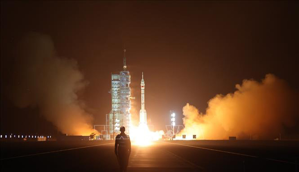 Tên lửa đẩy Trường Chinh 2F mang theo tàu vũ trụ Thần Châu-18 rời bệ phóng tại Trung tâm Phóng vệ tinh Tửu Tuyền ở Tây Bắc Trung Quốc ngày 25/4/2024
