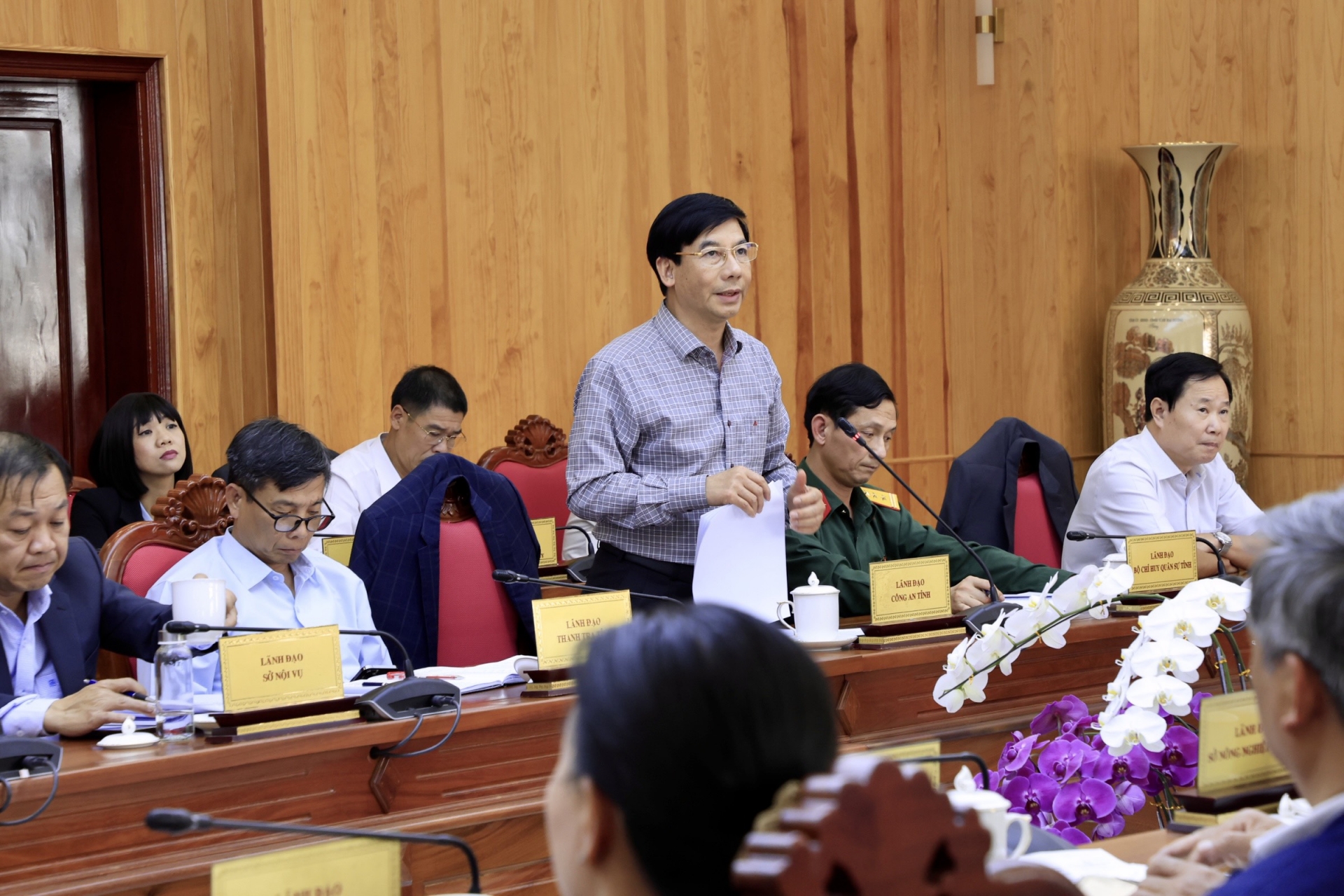 Ông Đinh Xuân Huy - Phó Giám đốc Công an tỉnh, báo cáo tình hình an ninh trật tự 