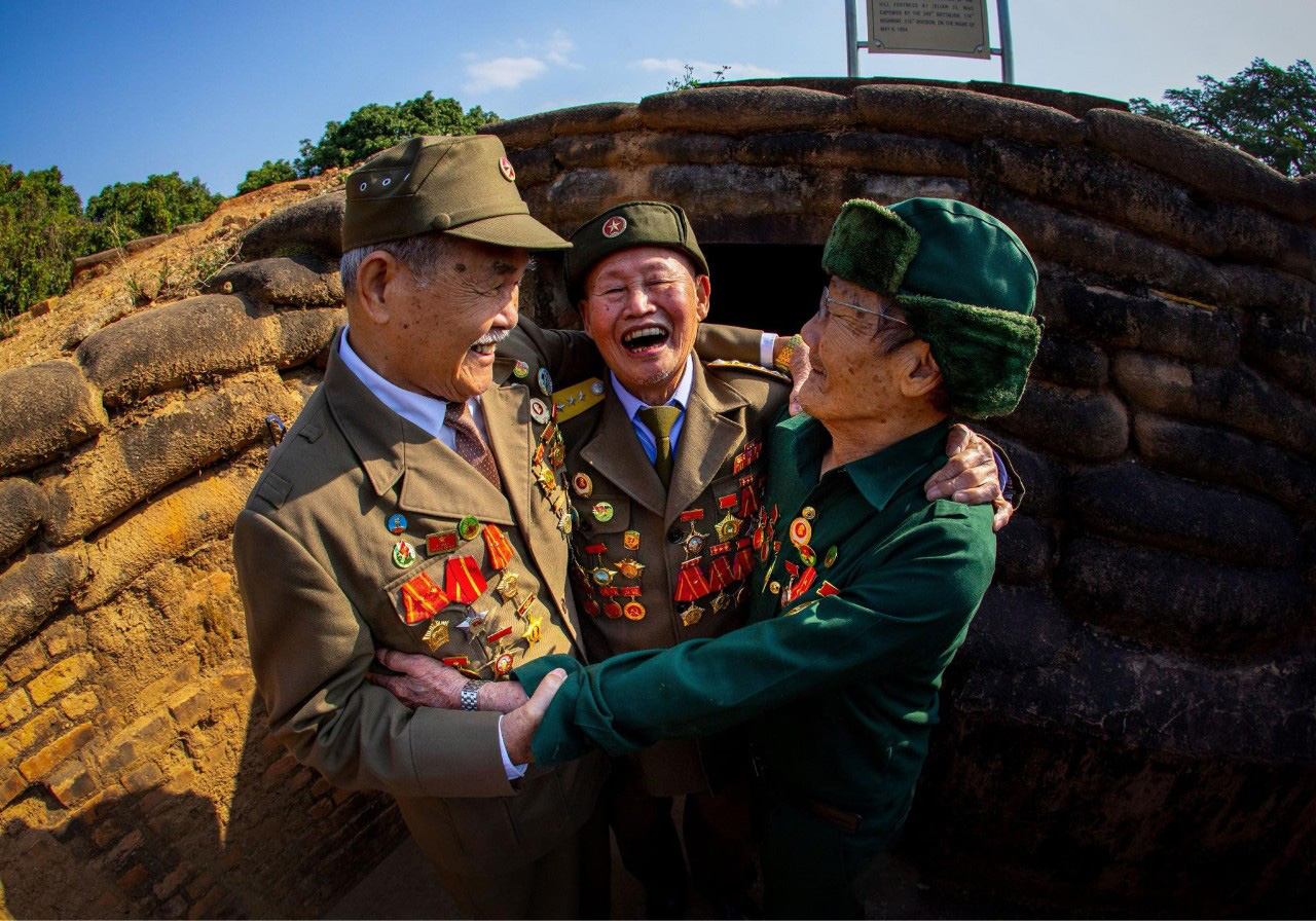 Tác phẩm “Các cựu chiến binh Điện Biên năm xưa gặp nhau trên đồi A1” của tác giả Vân Anh đoạt huy chương Vàng tại Liên hoan Ảnh nghệ thuật khu vực miền núi phía Bắc