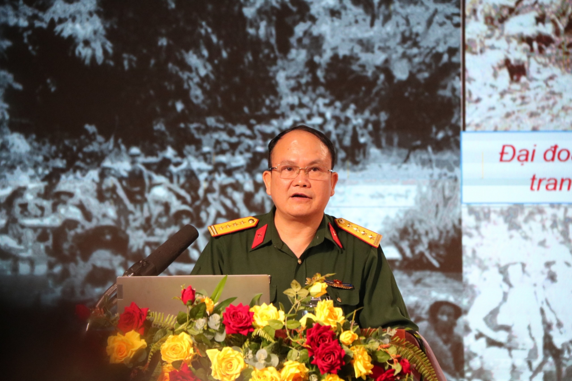 Đại tá, Phó Giáo sư, Tiến sĩ Nguyễn Sỹ Họa – Khoa Mác - Lênin, tư tưởng Hồ Chí Minh – Học viện Lục quân tuyên truyền tại buổi nói chuyện