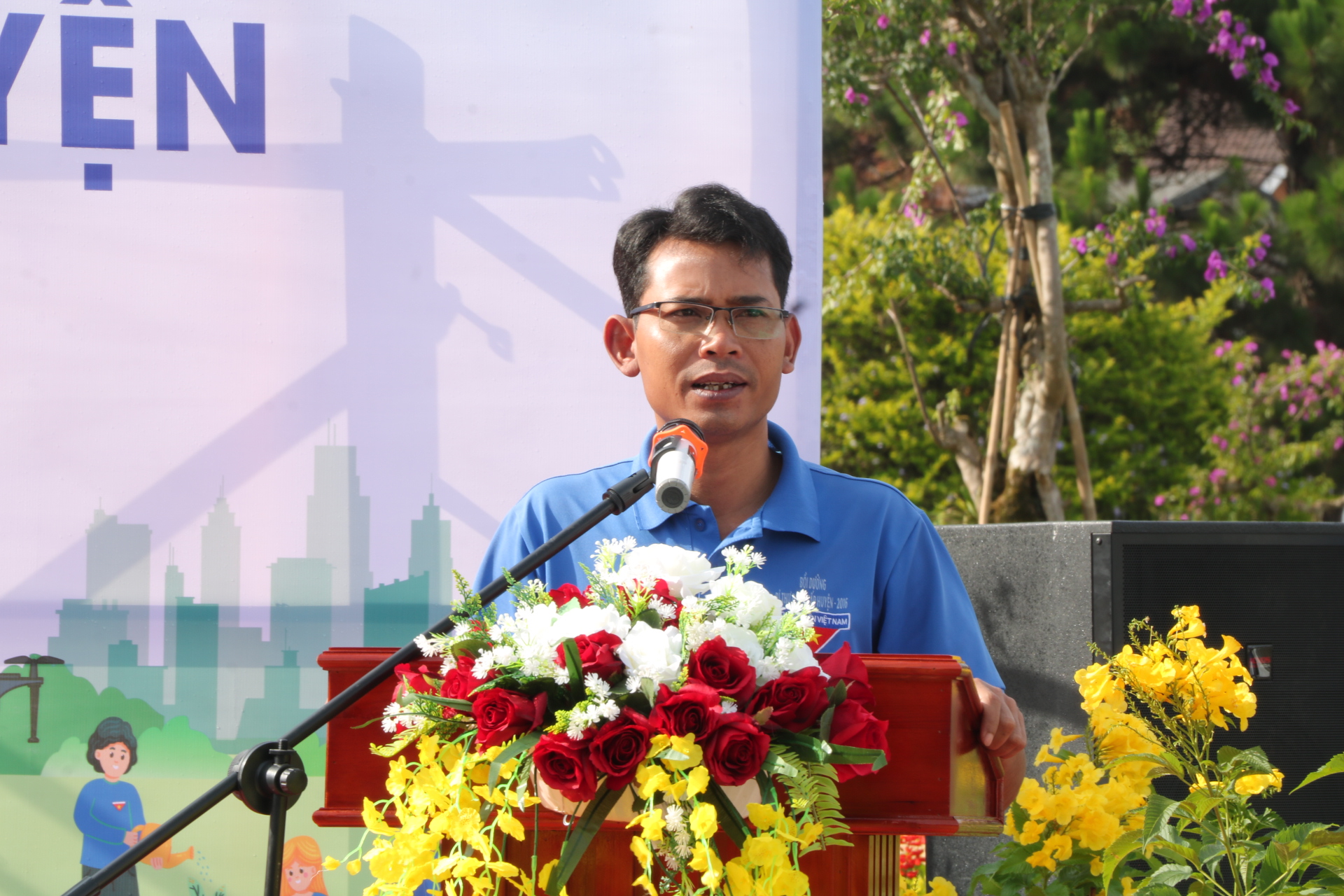 Anh Ndu Ha Biên - Phó Bí thư Tỉnh đoàn Lâm Đồng phát biểu tại lễ ra quân