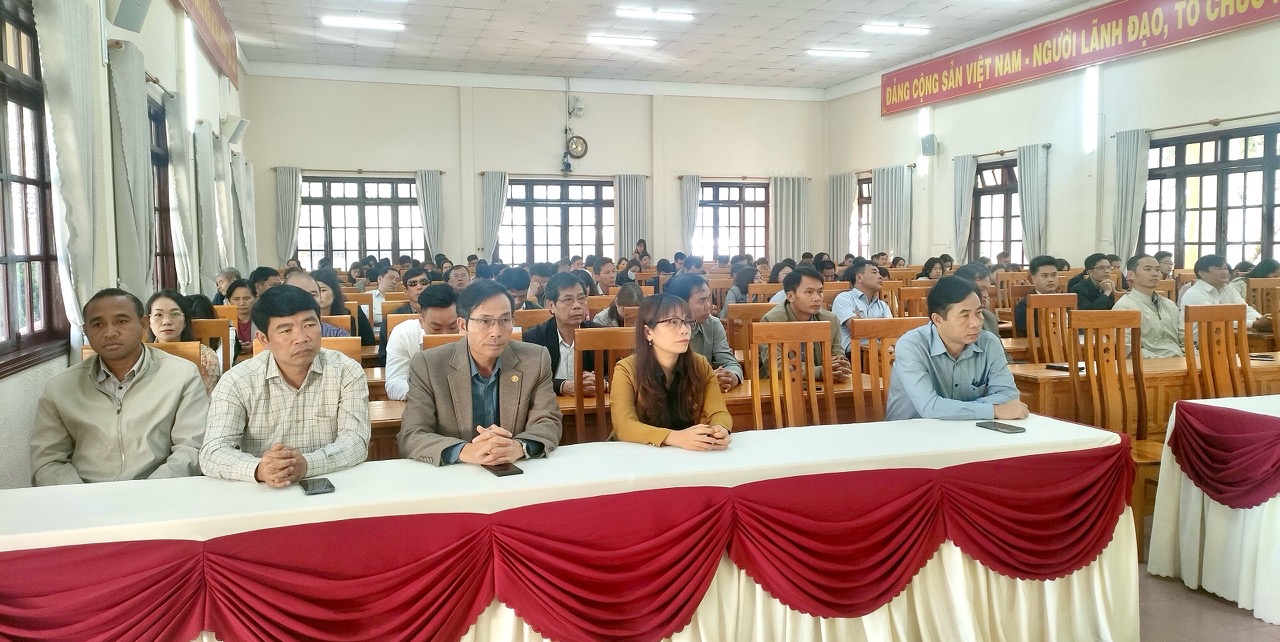 Các đại biểu tham dự hội nghị tại hội trường Huyện ủy