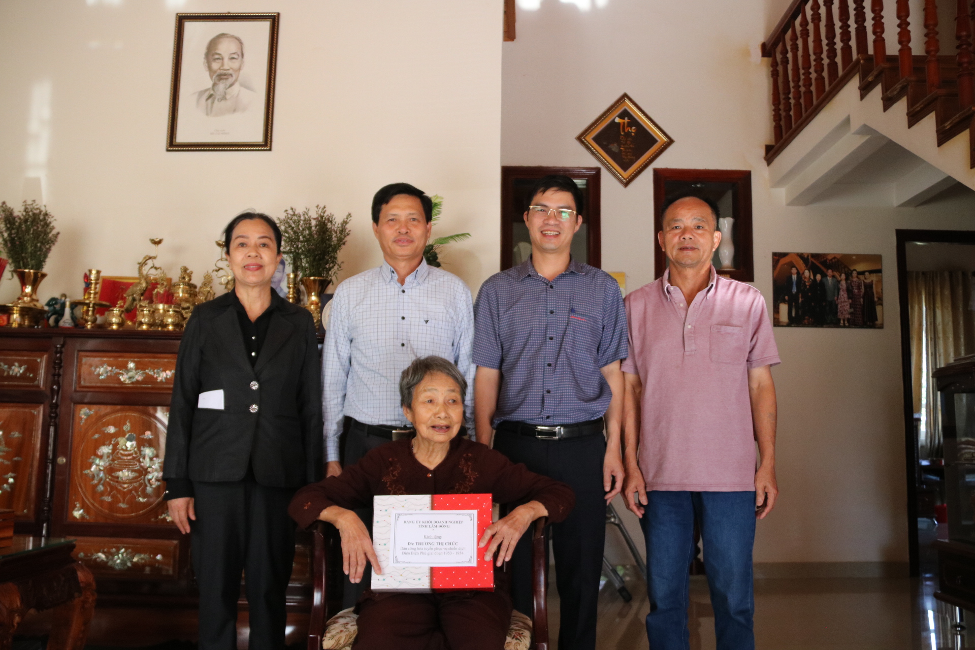 Đảng ủy Khối Doanh nghiệp thăm, tặng quà thân nhân chiến sĩ Điện Biên