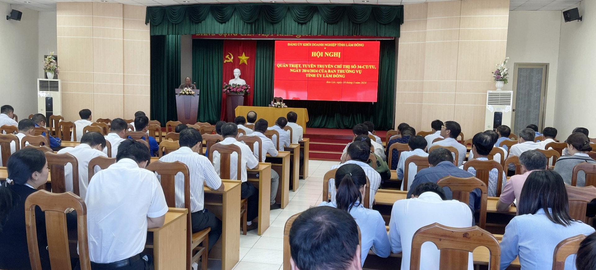 Cán bộ, đảng viên tham dự hội nghị tại Hội trường Điện lực Bảo Lộc