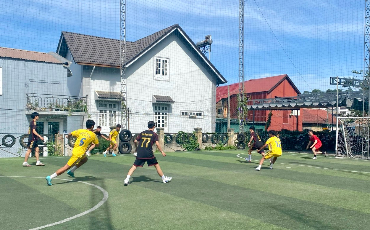Gần 400 vận động viên tham gia Giải bóng đá, cầu lông mở rộng Trường Đại học Yersin Đà Lạt