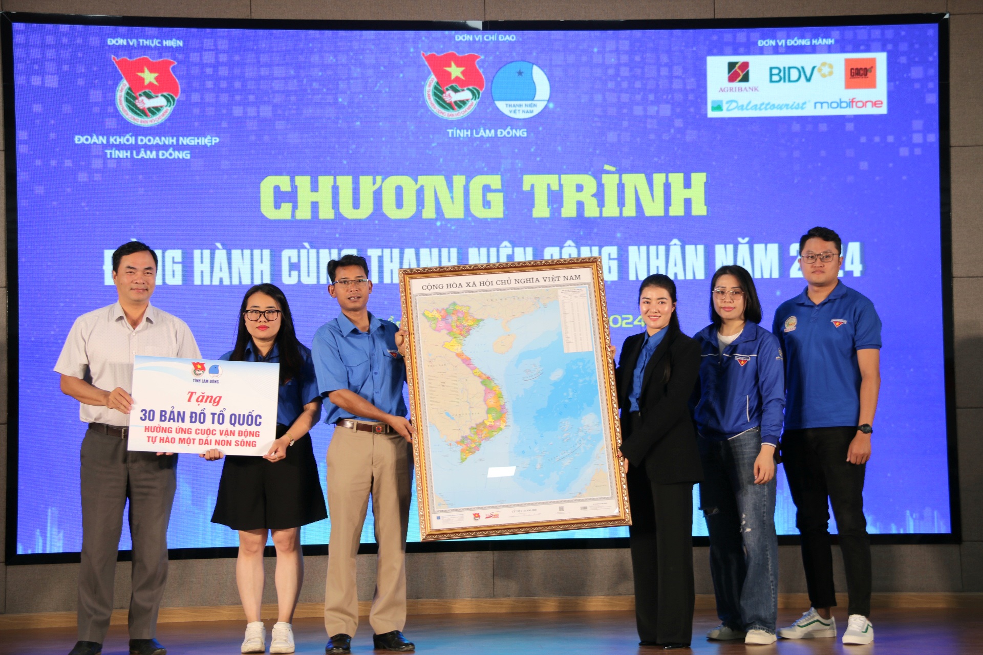 Tỉnh đoàn Lâm Đồng đã trao tặng 30 bản đồ Việt Nam cho các cơ sở trong Đoàn Khối doanh nghiệp tỉnh Lâm Đồng