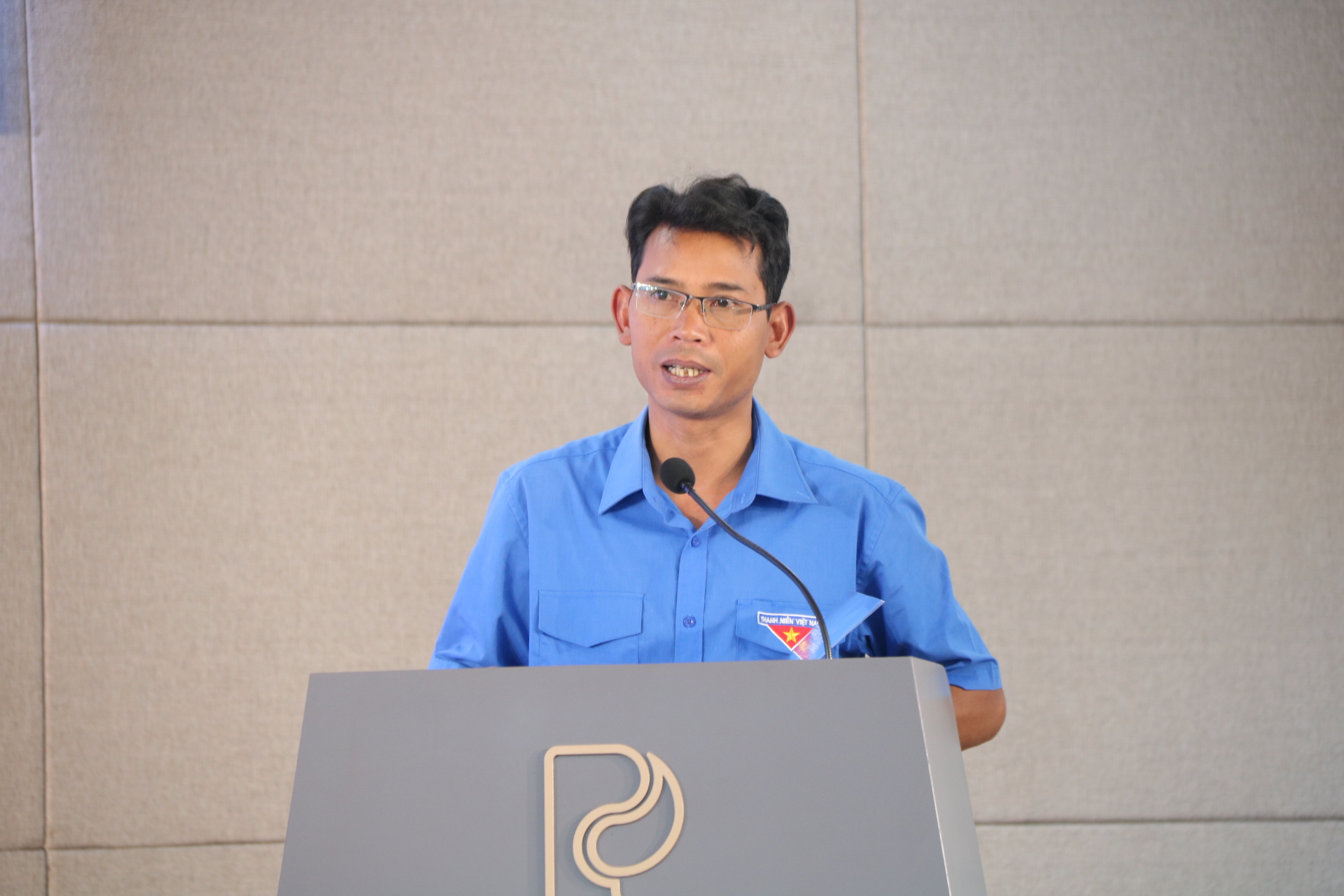 Anh NDu Ha Biên - Phó Bí thư Tỉnh đoàn Lâm Đồng phát biểu tại chương trình