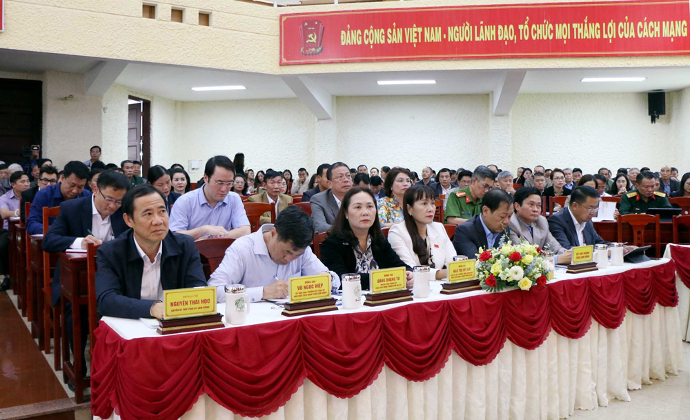 Quyền Bí thư Tỉnh ủy Lâm Đồng Nguyễn Thái Học cùng các đồng chí lãnh đạo tỉnh tham dự buổi tiếp xúc cử tri