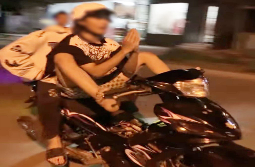 Triệu tập nam thanh niên lái xe máy bằng chân trên Quốc lộ 27