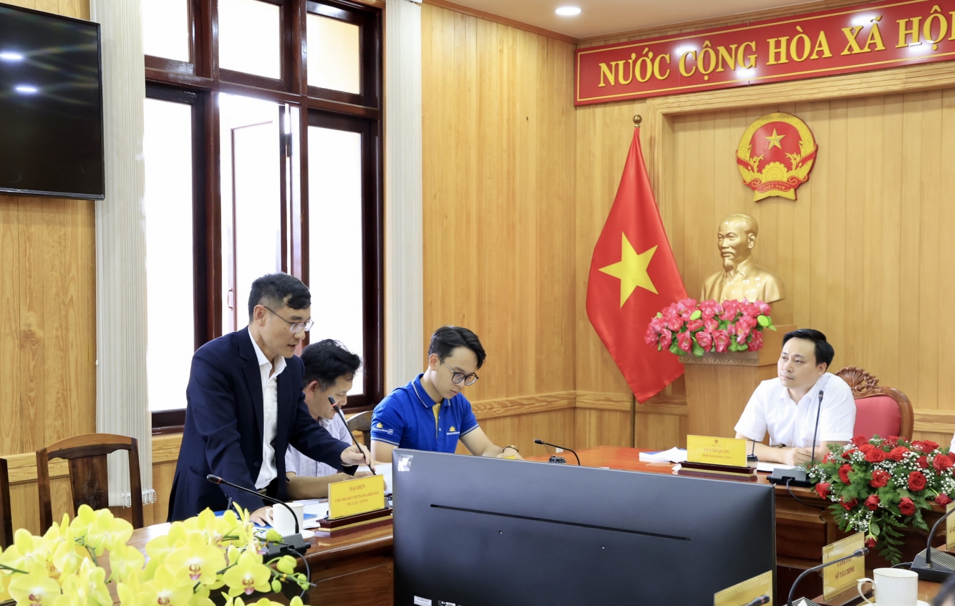 Ông Ngô Minh Tiến - Phó trưởng phụ trách chi nhánh VNA tại Đà Lạt, đề xuất xem xét lại giá thuê Văn phòng của VNA tại Đà Lạt và thủ tục sửa chữa Văn phòng