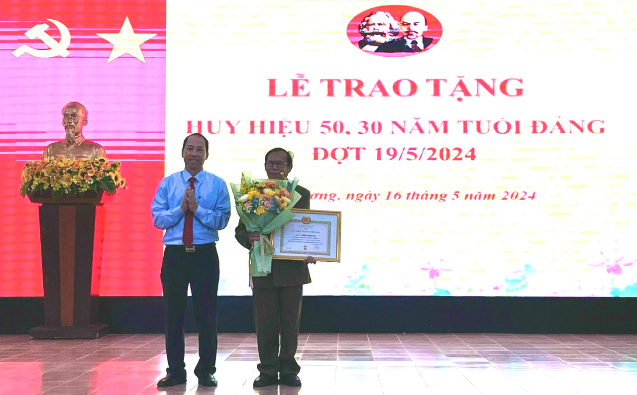 Lạc Dương: Trao tặng Huy hiệu Đảng đợt 19/5