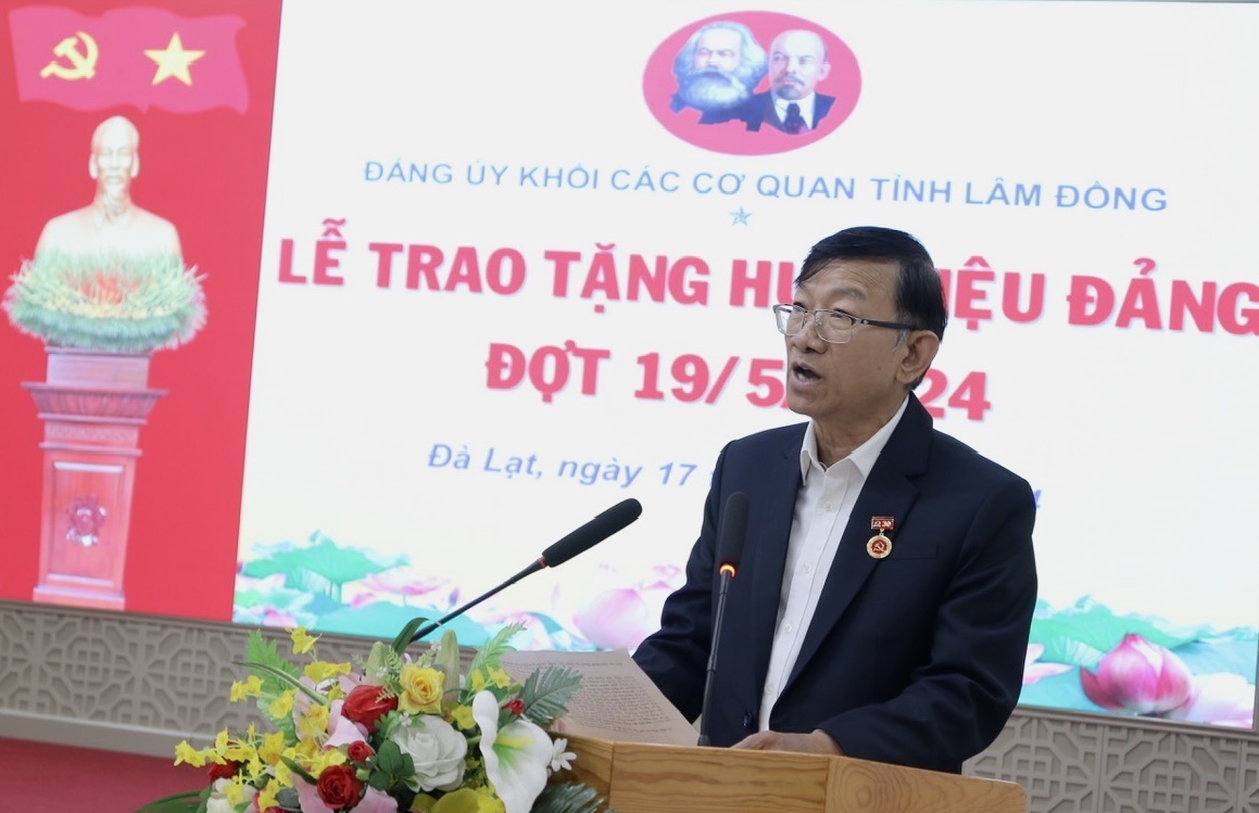 Lê Văn Tư - Chi bộ Ban Dân vận Tỉnh ủy đại diện cho 7 đảng viên được nhận Huy hiệu 30 năm tuổi Đảng hôm nay lên phát biểu. 