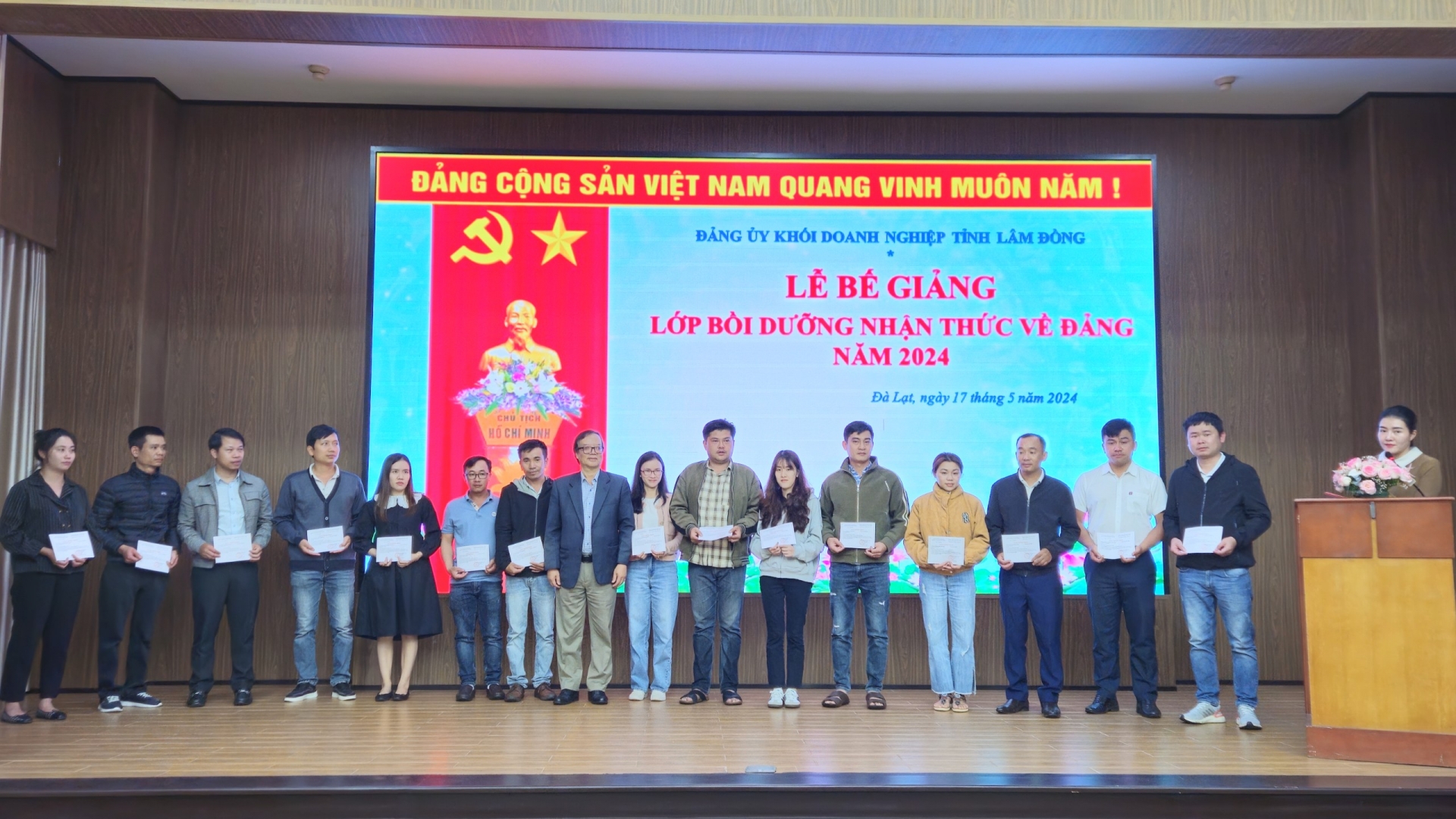 Trao giấy chứng nhận