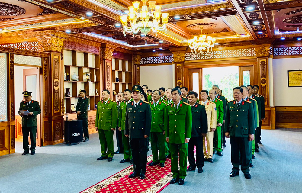 Lãnh đạo Công an tỉnh dâng hương nhân kỷ niệm 134 năm kỷ niệm ngày sinh Chủ tịch Hồ Chí Minh