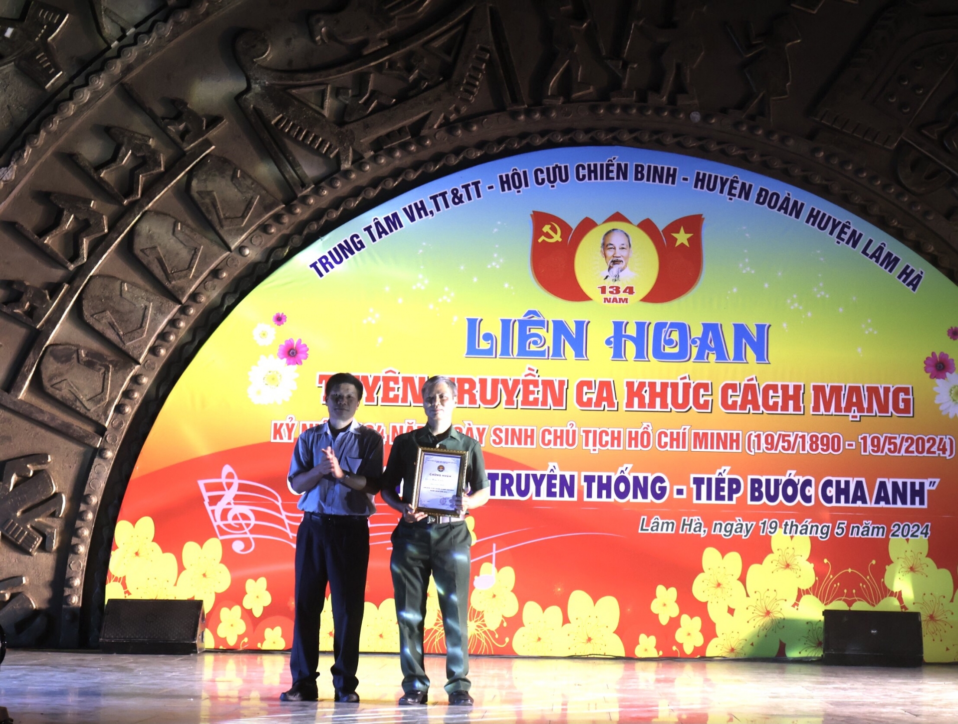 Đồng chí Nguyễn Văn Tân - Phó Bí thư Thường trực Huyện ủy Lâm Hà trao giải nhất cho đơn vị