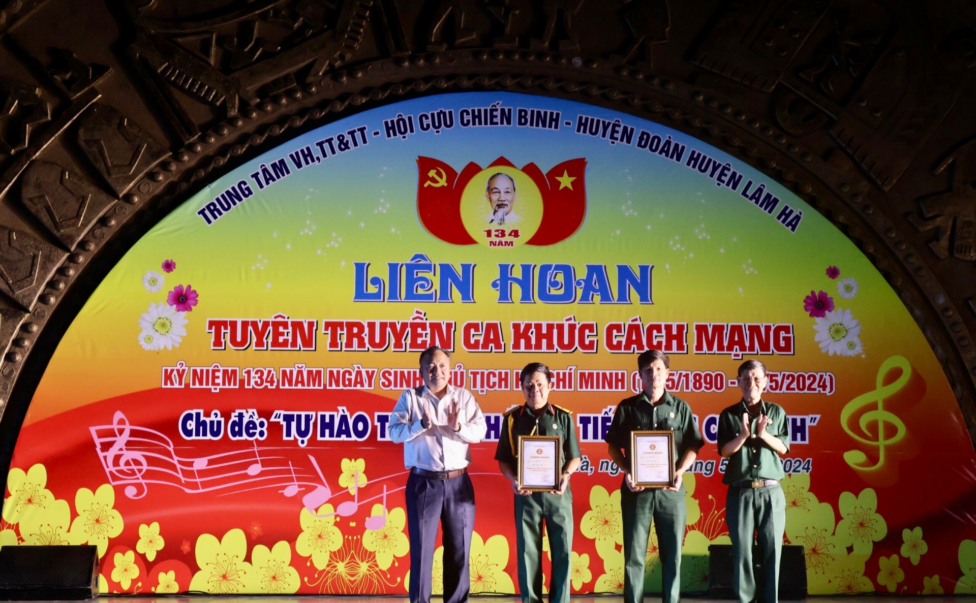 Đồng chí Đinh Đức Chí - Phó Chủ tịch UBND huyện Lâm Hà trao giải Nhì cho các đơn vị