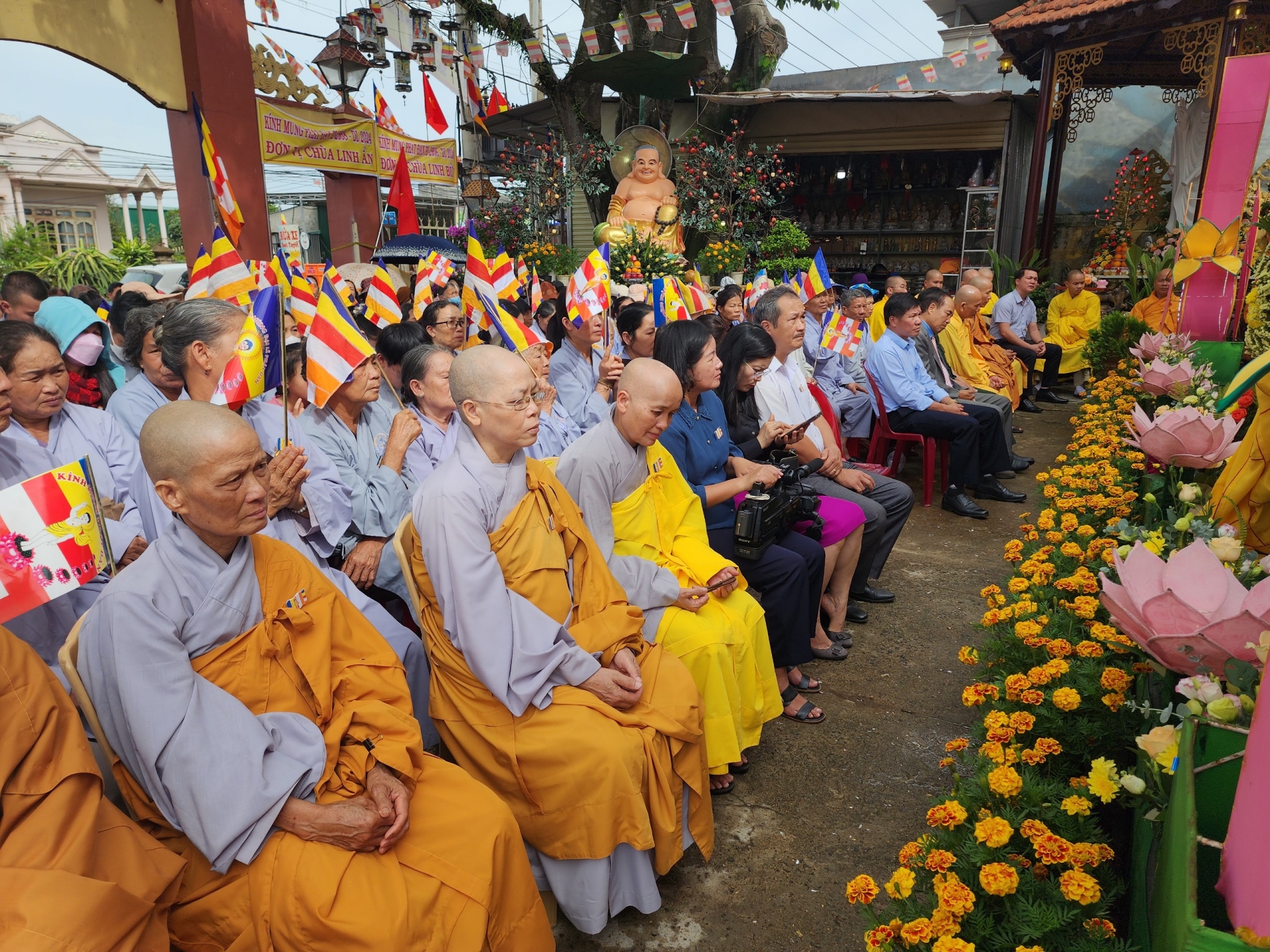 Đông đảo Tăng ni, Phật tử tham dự buổi lễ
