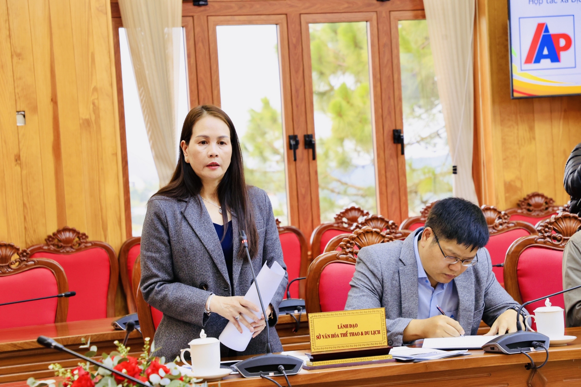 Bà Nguyễn Thị Bích Ngọc báo cáo công tác chuẩn bị Tuần lễ vàng Du lịch Lâm Đồng lần thứ 3 năm 2024