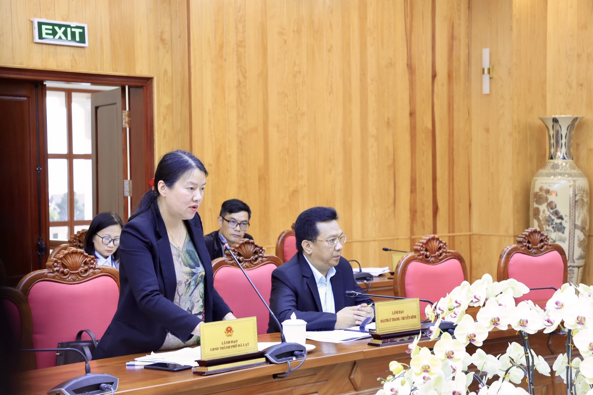 Bà Trần Thị Vũ Loan – Phó Chủ tịch UBND thành phố Đà Lạt báo cáo về công tác chuẩn bị nhằm đảm bảo an ninh trật tự, vệ sinh môi trường, các mặt bằng tổ chức sự kiện…