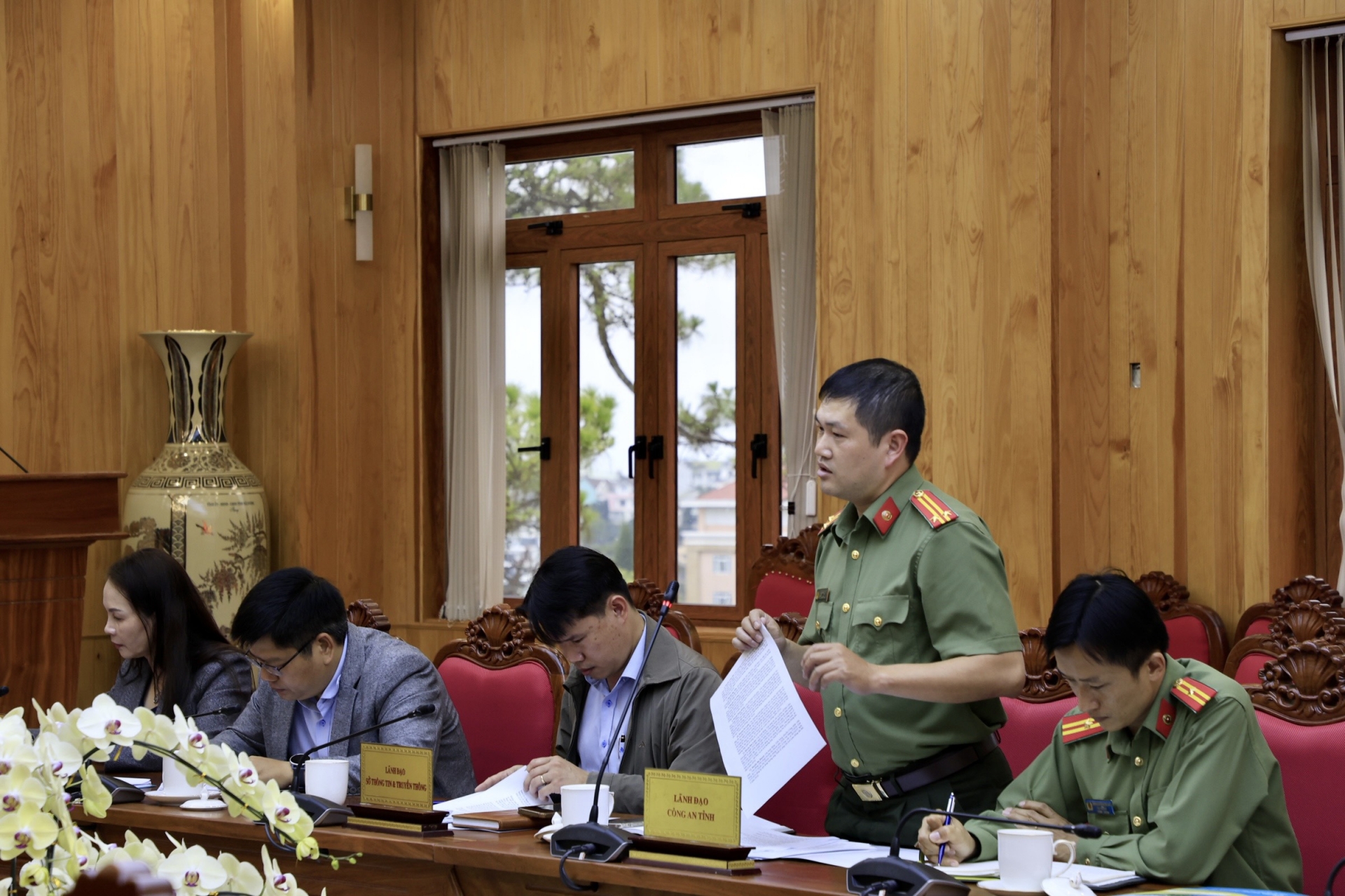Trung tá Lê Thanh Hải – Phó Trưởng Phòng PA03, báo cáo về công tác chuẩn bị bảo đảm an ninh an toàn trong Tuần lễ vàng Du lịch