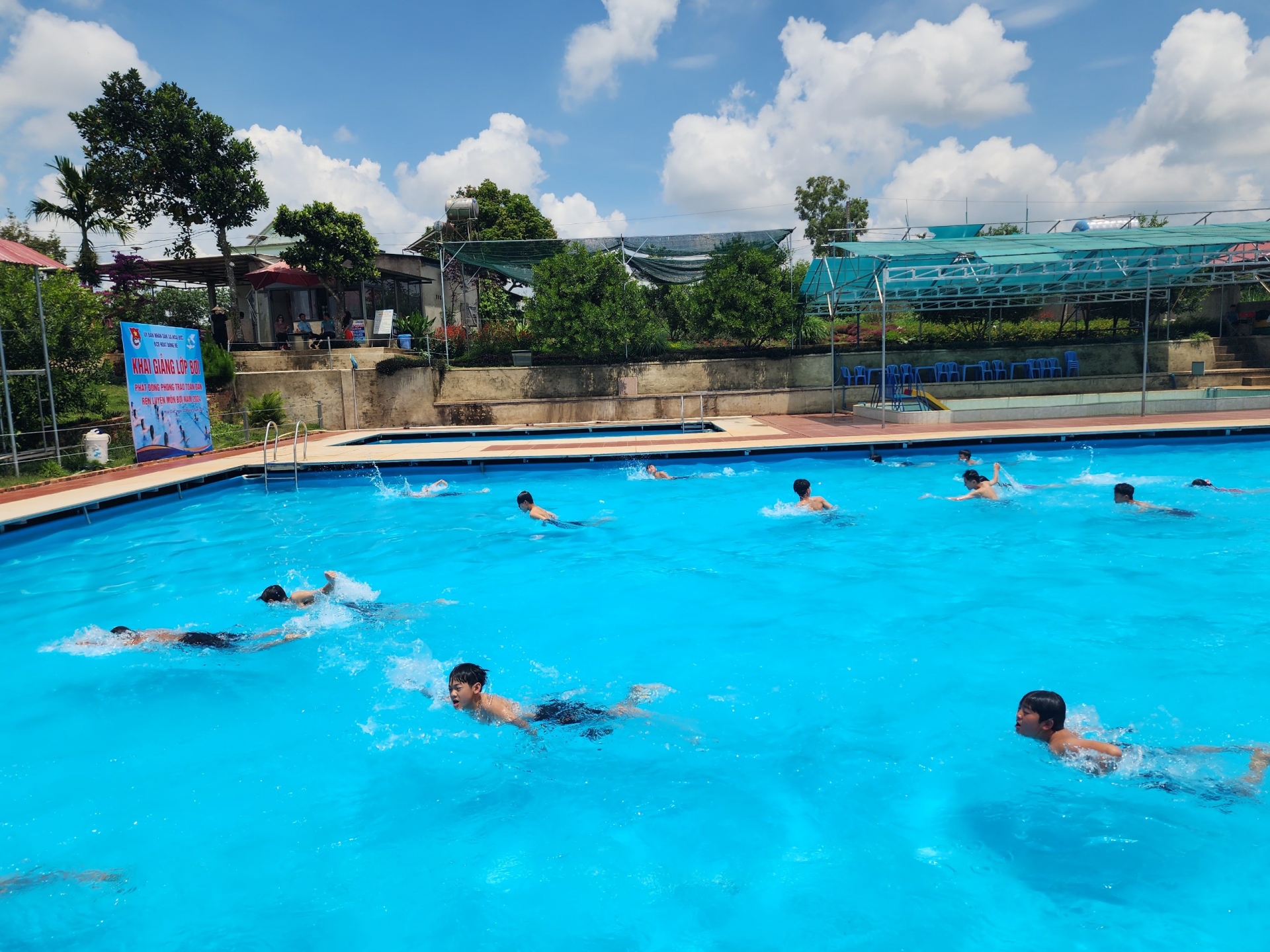 Các em học sinh tham gia lớp học bơi