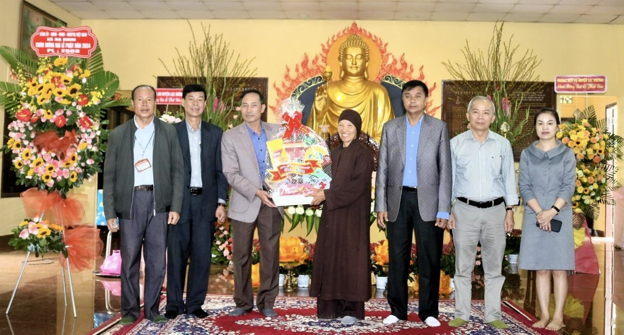 Lạc Dương: Thăm, chúc mừng các cơ sở Phật giáo nhân Đại lễ Phật đản