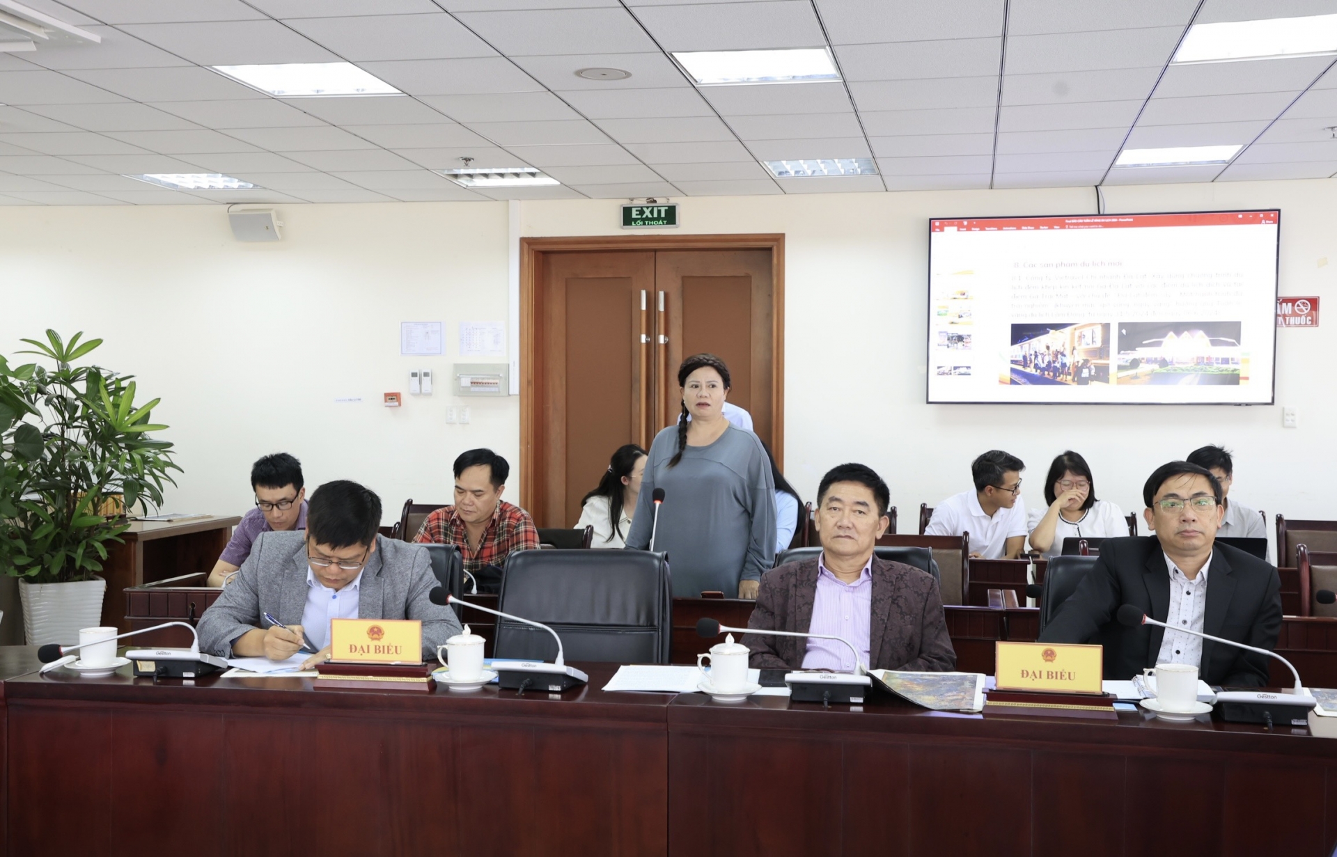 Đại diện các cơ quan thông tấn báo chí đặt câu hỏi với Ban Tổ chức:
Nhà báo Kim Anh (Báo Tiền Phong)

