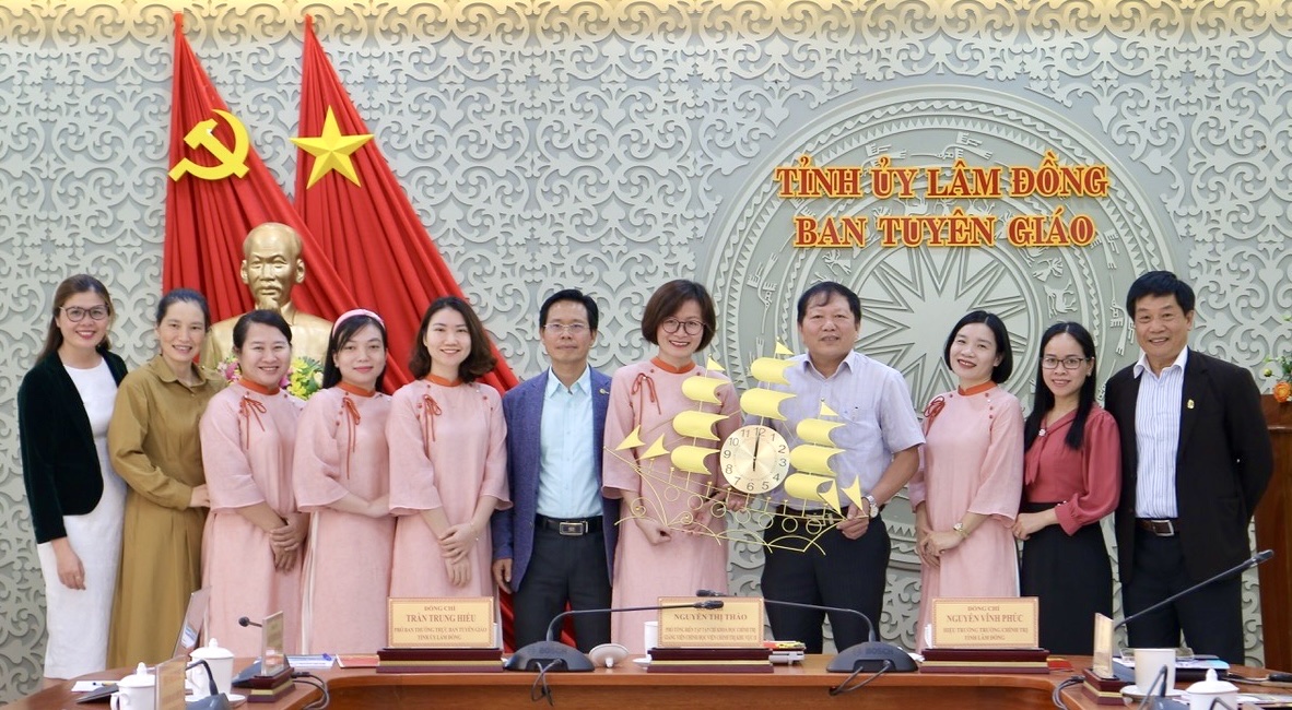 Đoàn công tác Học viện Chính trị khu vực II tặng quà lưu niệm cho Ban Tuyên giáo Tỉnh ủy Lâm Đồng