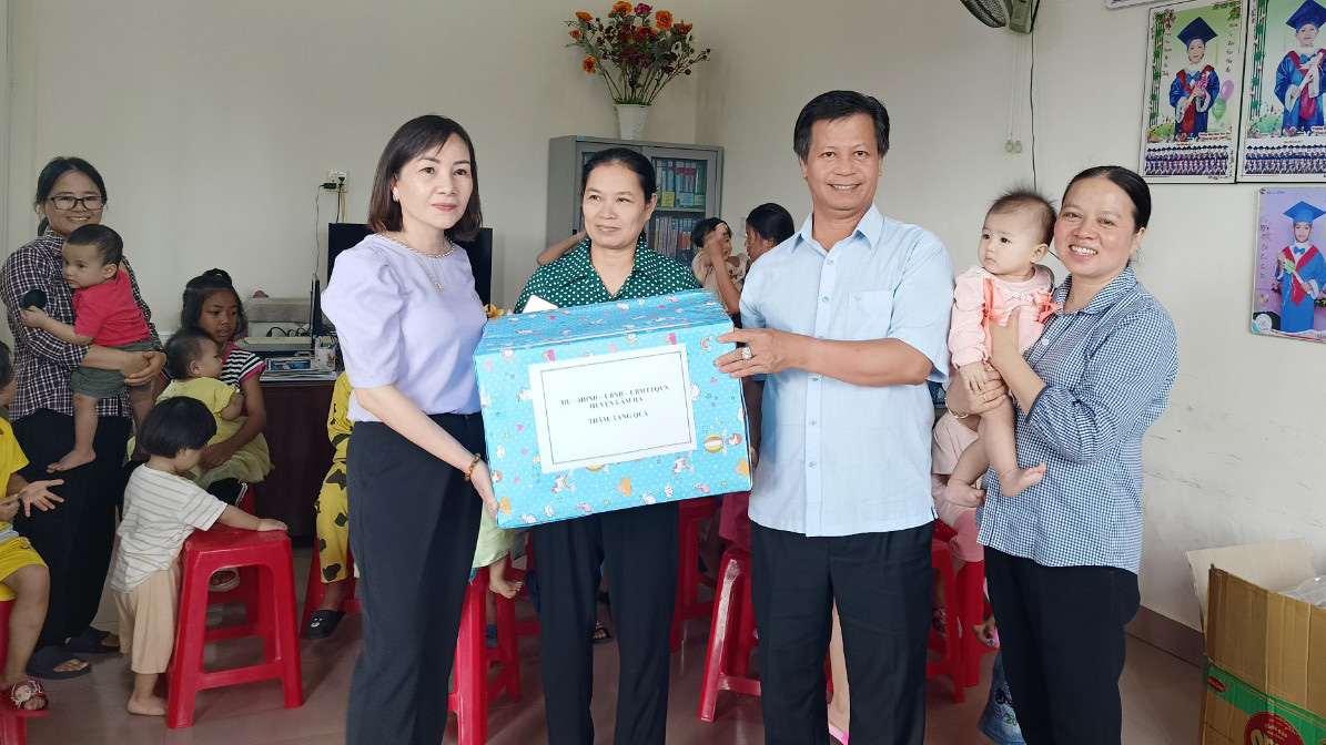 Thăm, tặng quà cho trẻ em ở các cơ sở bảo trợ xã hội tại huyện Lâm Hà