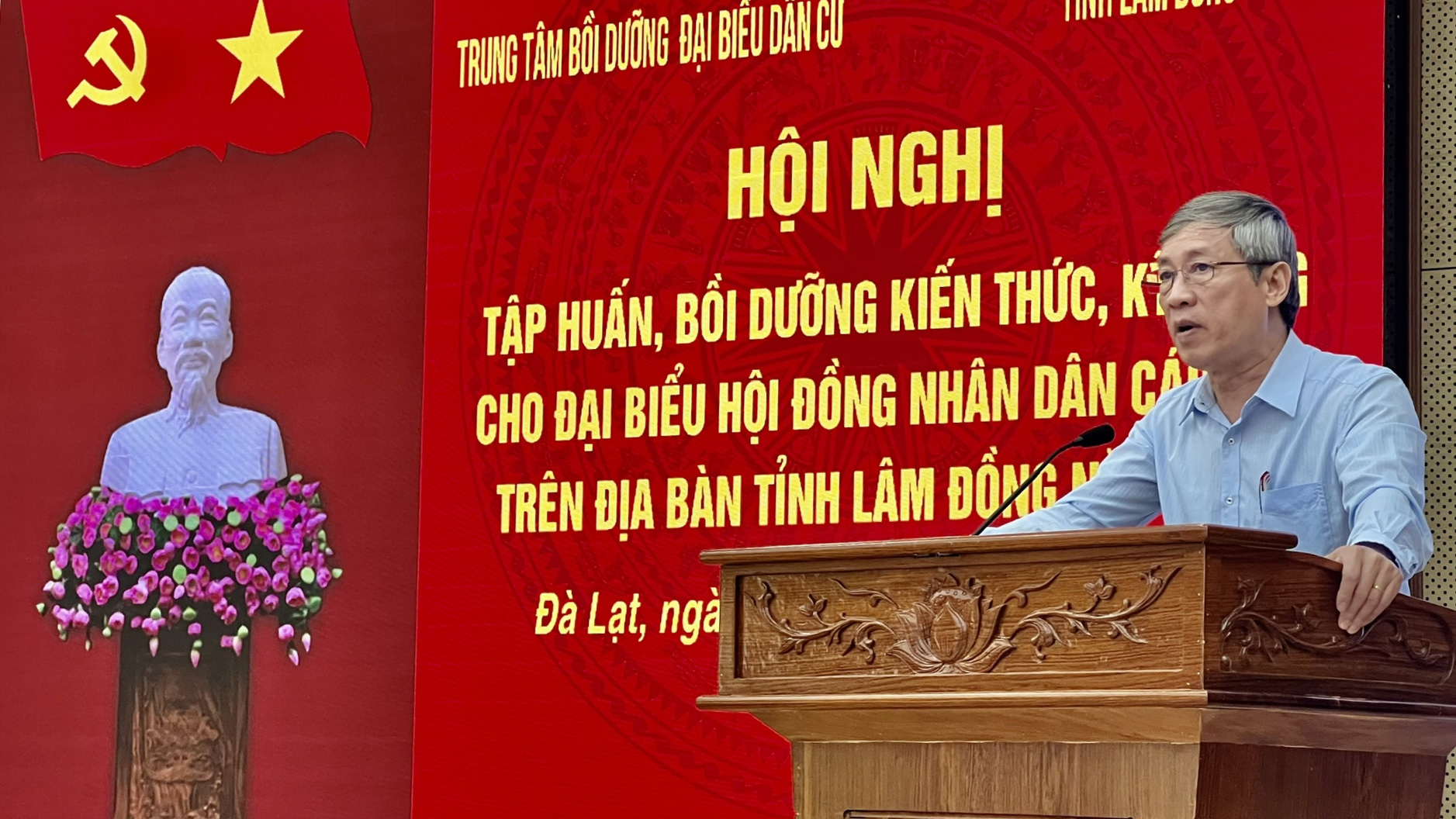 Ông Ngô Tự Nam -Phó Chủ nhiệm Ủy ban Pháp luật Quốc hội khóa XII, Nguyên Phó Trưởng Ban Công tác đại biểu trình bày về Kỹ năng thu thập, phân tích và sử dụng thông tin phục vụ hoạt động giám sát