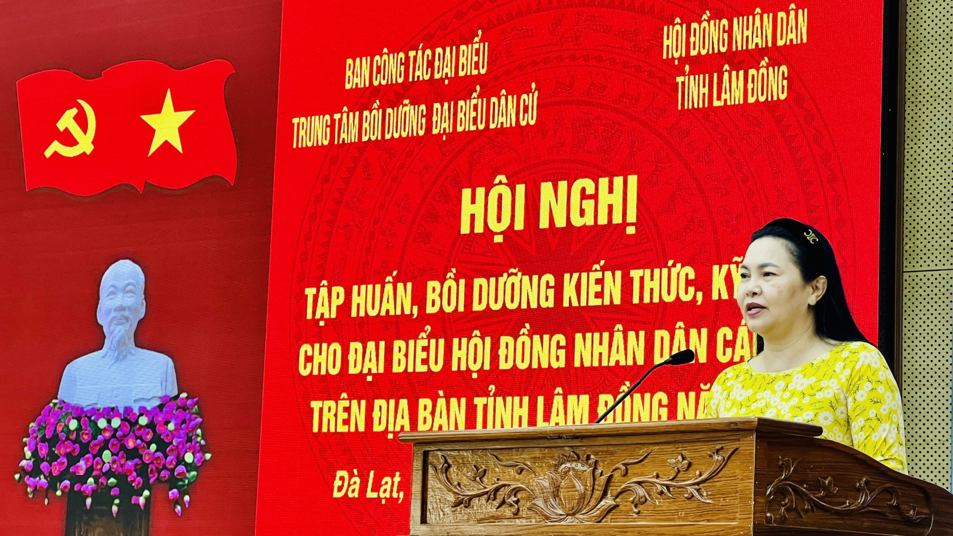 Bà Nguyễn Thị Nga - Giám đốc Trung tâm Bồi dưỡng đại biểu dân cử phát biểu