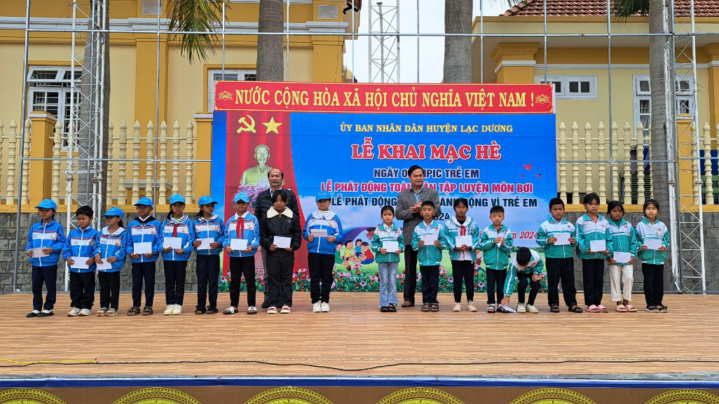 Trao học bổng cho học sinh khó khăn, có thành tích trong học tập