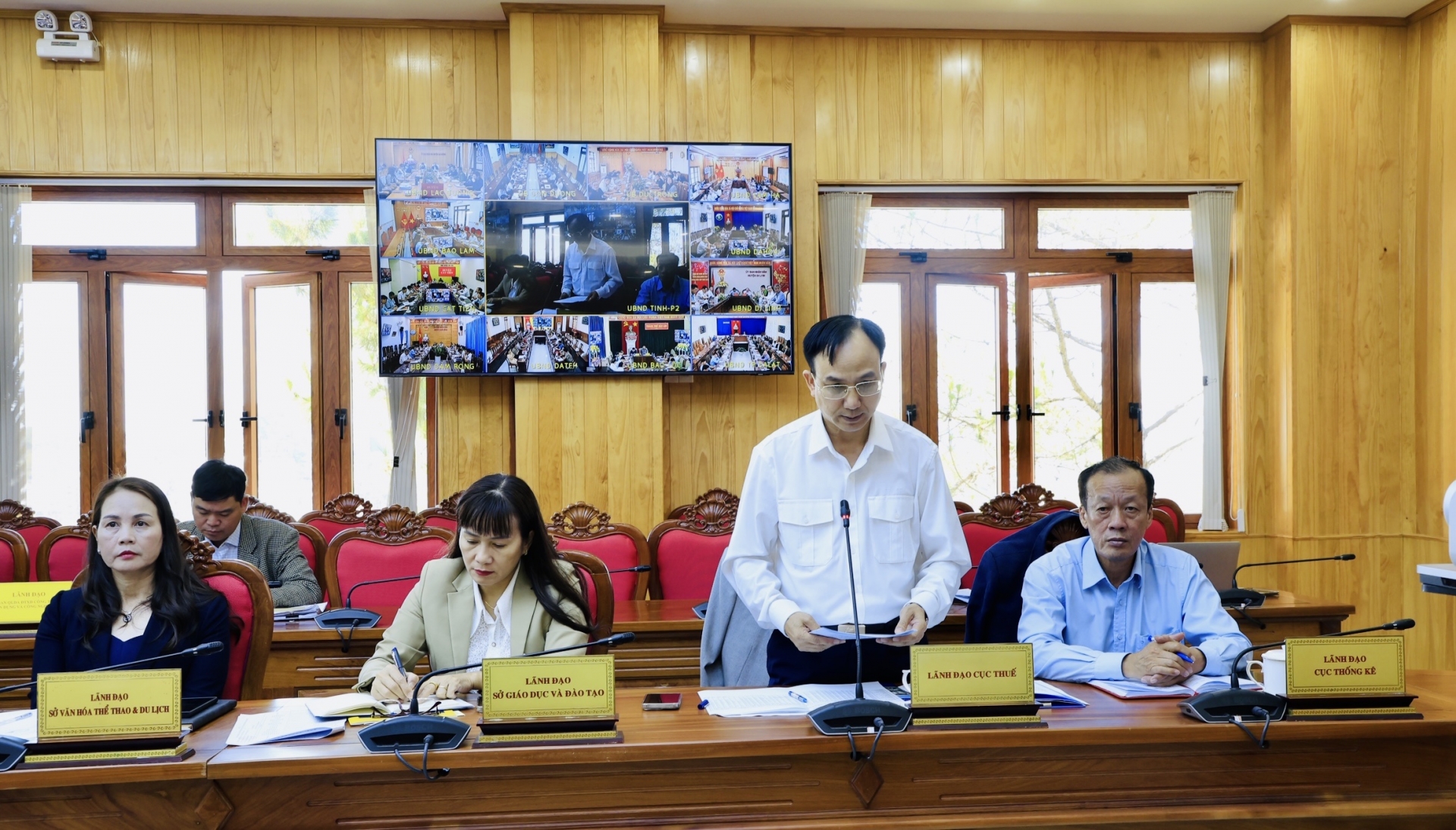 Ông Trần Phương - Cục trưởng Cục thuế tỉnh Lâm Đồng, trình bày tình hình thu ngân sách