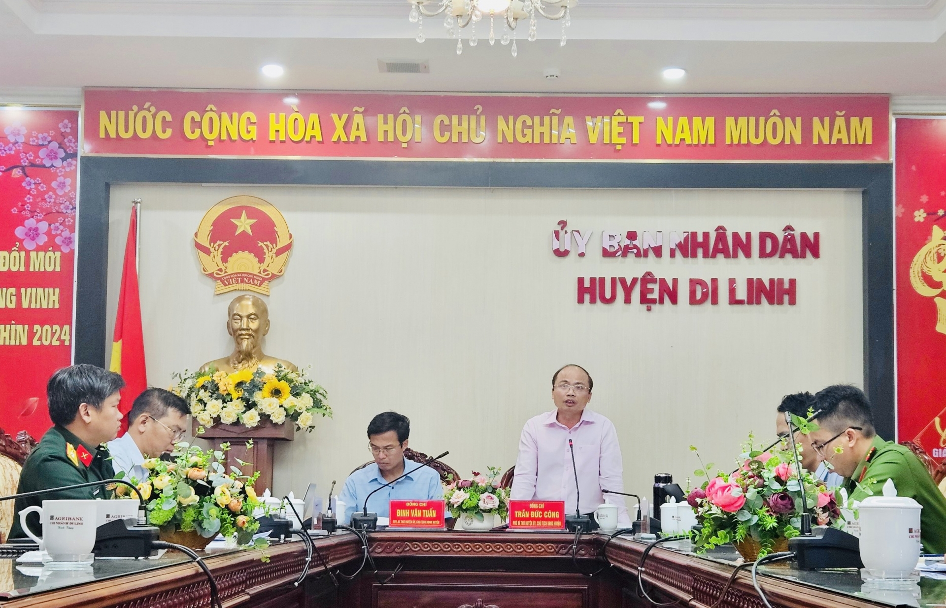 Ông Trần Đức Công - Chủ tịch UBND huyện Di Linh, báo cáo tình hình khó khăn của huyện, đặc biệt là hạn hán (ảnh chụp qua màn hình)