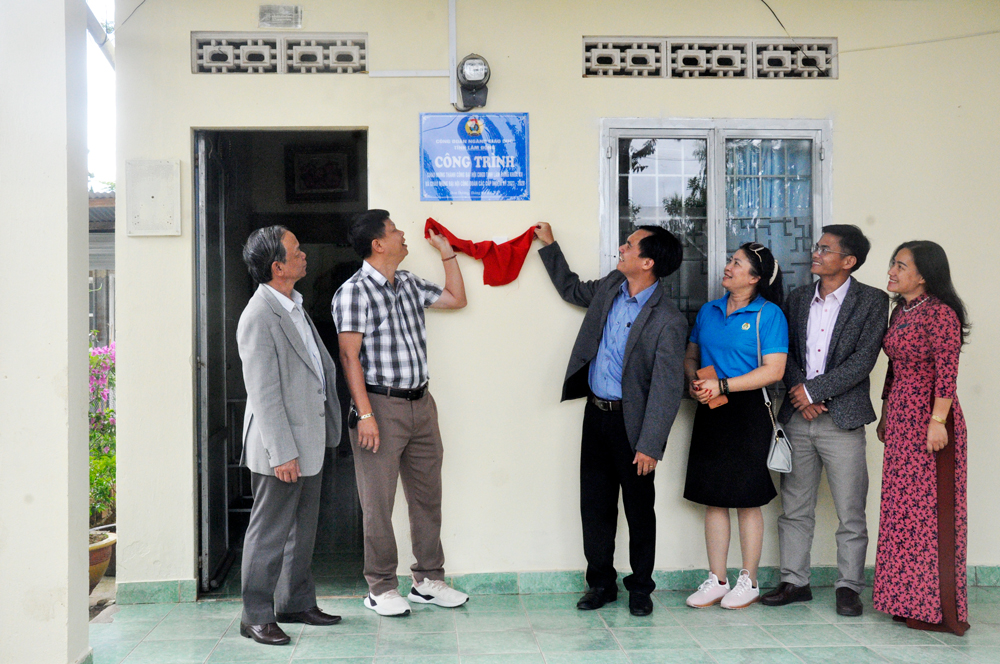 Công đoàn ngành Giáo dục trao công trình “Sửa chữa nhà công vụ” cho Trường THPT Hùng Vương
