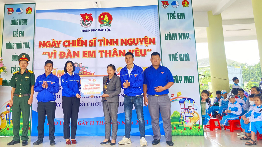 Bảo Lộc: Tặng sân chơi và học bổng cho học sinh khó khăn