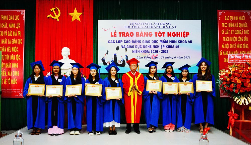 140 sinh viên Cao đẳng Đà Lạt tốt nghiệp ra trường