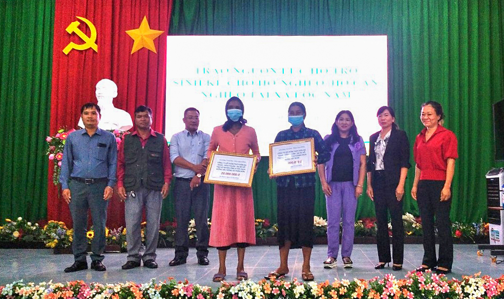 Sở Công thương Lâm Đồng trao sinh kế cho 10 hộ nghèo, cận nghèo xã Lộc Nam