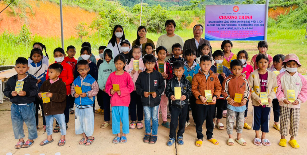 Đam Rông: Trao tặng công trình giếng khoan và các phần quà cho nhà trường và học sinh