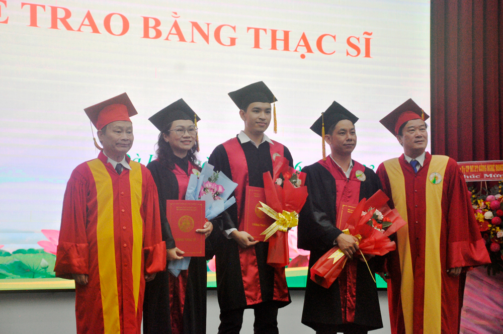 Trường Đại học Đà Lạt tổ chức vinh danh, trao bằng cho 6 tiến sĩ và 107 thạc sĩ