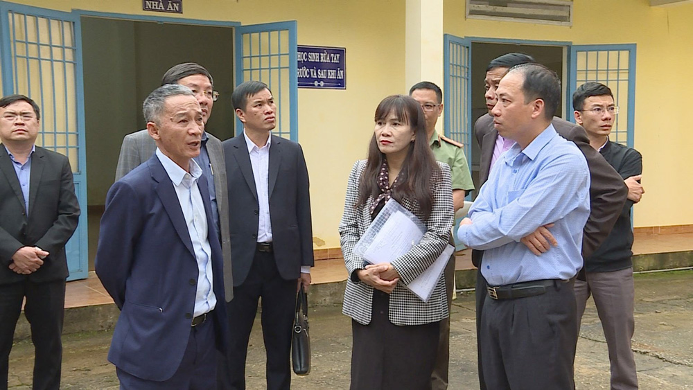 Chủ tịch UBND tỉnh Lâm Đồng Trần Văn Hiệp kiểm tra các điểm thi tốt nghiệp THPT