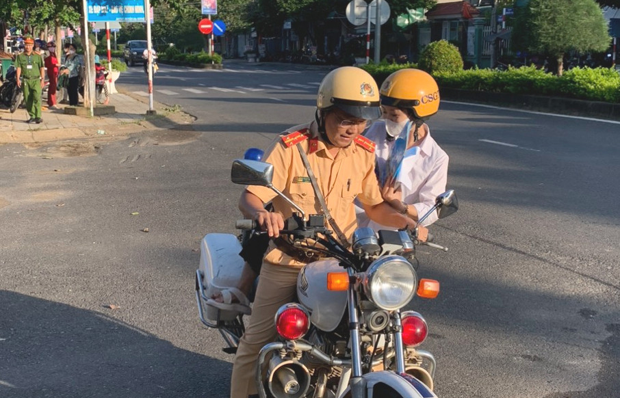 Đạ Huoai: Kịp thời đưa thí sinh quên giấy tờ đến điểm thi đúng thời gian quy định