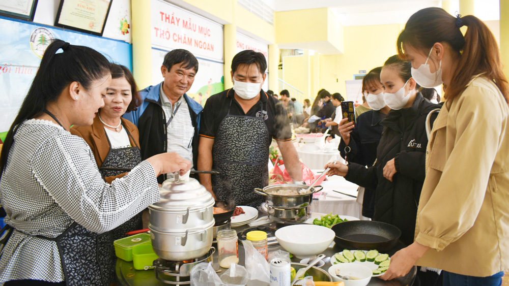 Bữa cơm gia đình ấm áp, yêu thương