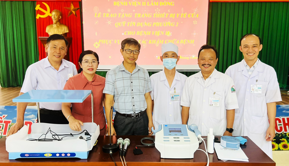 Trao tặng trang thiết bị y tế trị giá hơn 249 triệu đồng cho Bệnh viện II Lâm Đồng
