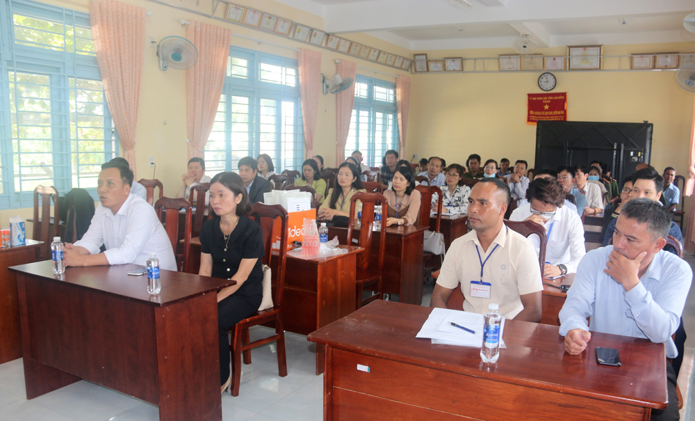 Lãnh đạo huyện Đam Rông thăm các điểm thi tốt nghiệp THPT