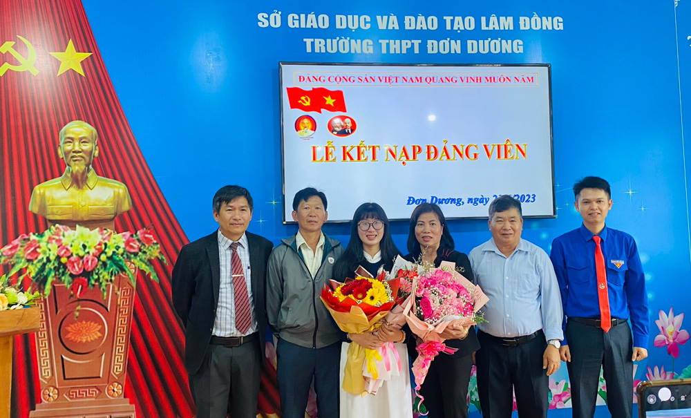 Đơn Dương: Học sinh đầu tiên được kết nạp Đảng