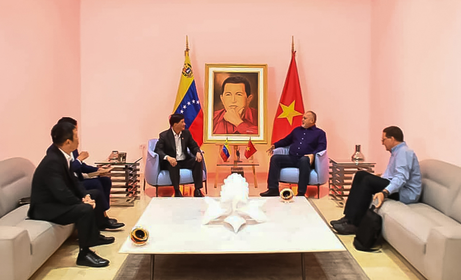 Đoàn công tác của tỉnh Lâm Đồng hội kiến đồng chí Phó Chủ tịch thứ nhất Đảng PSUV tại thủ đô của Venezuela