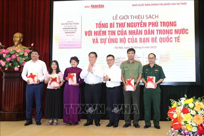 Ra mắt cuốn sách 'Tổng Bí thư Nguyễn Phú Trọng với niềm tin của nhân dân trong nước và sự ủng hộ của bạn bè quốc tế'