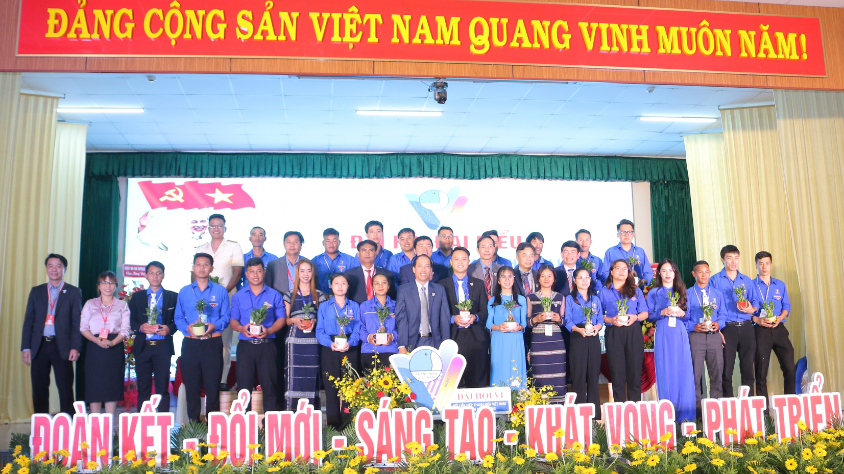 Các đồng chí Thường trực Huyện ủy và Ban Thường vụ Huyện ủy tặng quà chúc mừng Ủy viên Ủy ban Hội LHTN Việt Nam huyện khóa VI