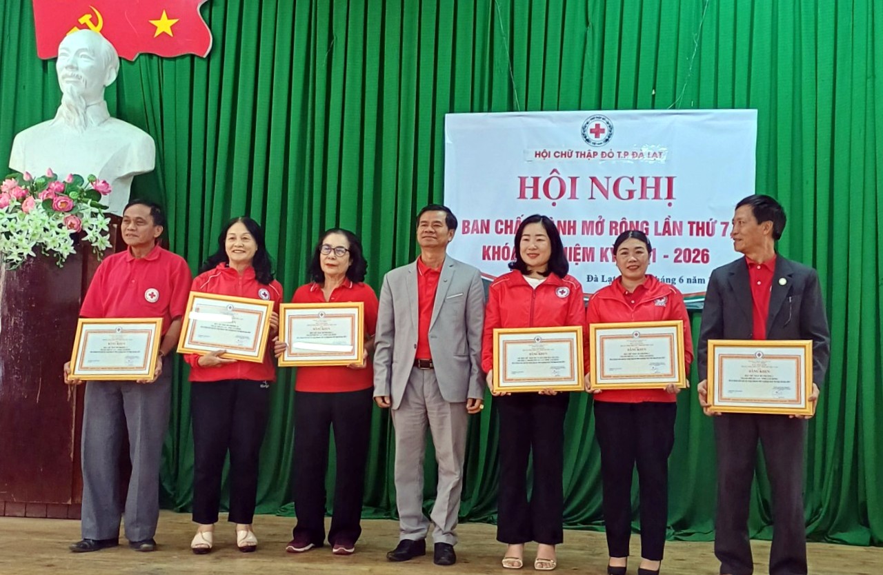 Ông Nguyễn Quang Minh –Chủ tịch Hội CTĐ Lâm Đồng khen thưởng các điển hình của TP Đà Lạt thực hiện tốt các hoạt động trong Tháng Nhân đạo năm 2024